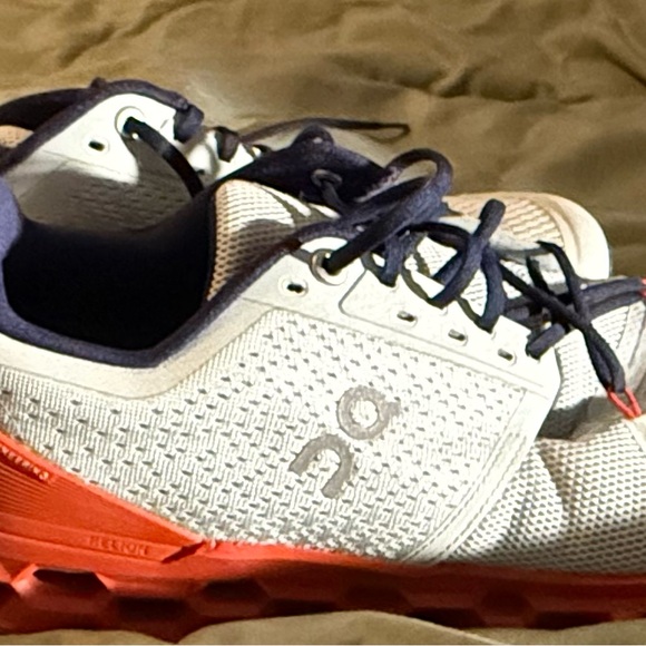 On Cloud Running MineralRust Sneakers - Picture 3 of 10